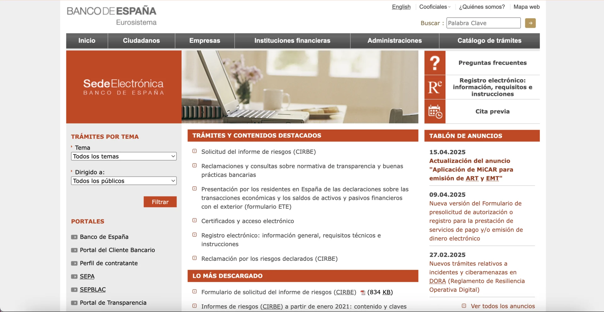 Página principal de la Sede Electrónica del Banco de España. La interfaz muestra el logo del Banco de España con el texto 'Sede Electrónica' sobre fondo naranja a la izquierda. La página incluye un menú de navegación con secciones como Inicio, Ciudadanos, Empresas, Instituciones financieras, Administraciones y Catálogo de trámites. Se muestra también un área de búsqueda, opciones de registro electrónico, preguntas frecuentes, cita previa y un tablón de anuncios con fechas de actualizaciones recientes sobre trámites y servicios.